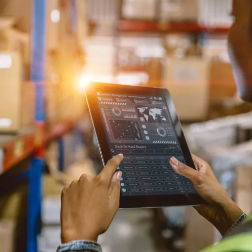 Profissional acompanhando envios em um tablet